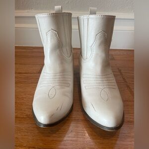 Chase & Chloe white western ankle boots size 6.5